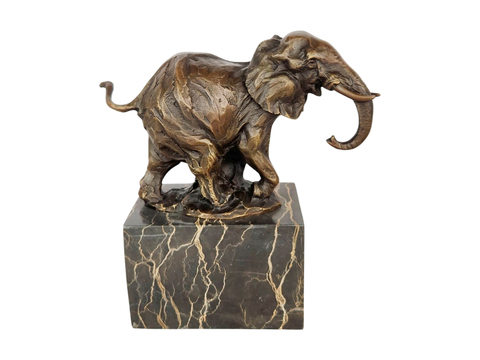 Идущий слон на камне