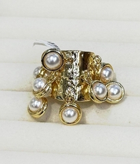 akcentnoe-shirokoe-kolco-silvia-toledano-s-podveskami-sharikami-iz-zhemchuga