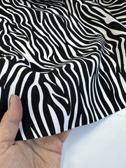 Вискоза штапель Зебра на черном фоне