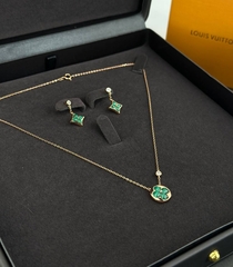 Колье LV с круглой подвеской малахит коллекция BLOSSOM rose VGOLD