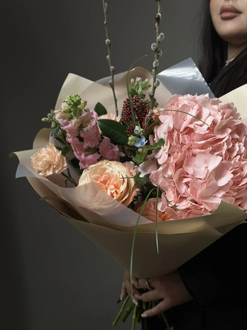 Сборный букет «Розовый шлейф»