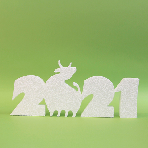 Символ года корова из пенопласта с цифрами 2021