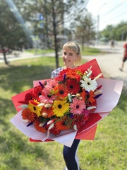 Букет цветов из 25 солнечных гербер с лагурусом