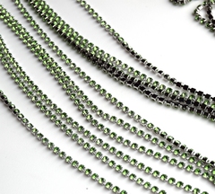 Стразовая цепочка 2 мм светло-зеленый прозрачный, родий