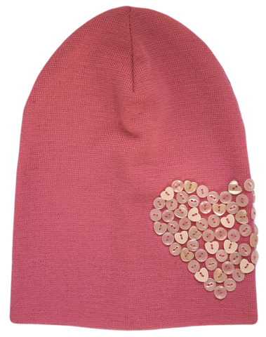 Розовая шапочка с пуговичным сердечком