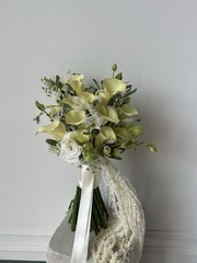 Свадебный букет из белых калл, лизиантуса, хелеборуса, вероники и амаранта