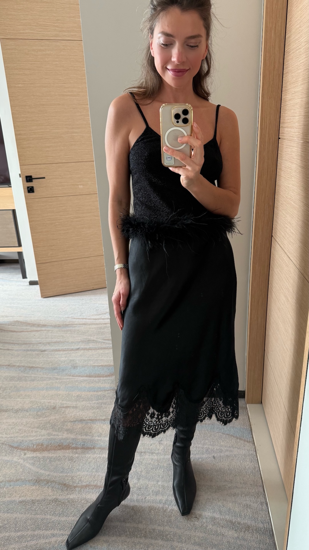 Юбка в бельевом стиле с кружевной отделкой по краю