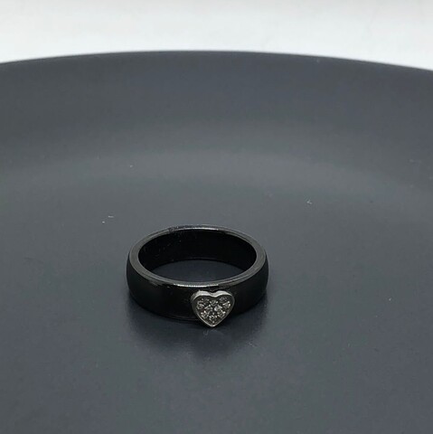 Кольцо черная керамика с сердцем