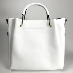 Женская белая сумка из натуральной кожи с металлическими ручками
