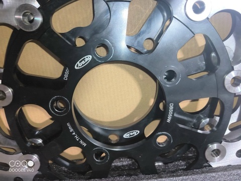Диск тормозной передний на Kawasaki ZX6R NINJA / ABS, Z800 / ABS, VERSYS, ZX 10R и другие, черный лепестковый УЦЕНКА