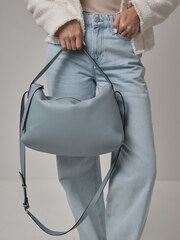 Сумка кожаная на плечо багет серо-голубая