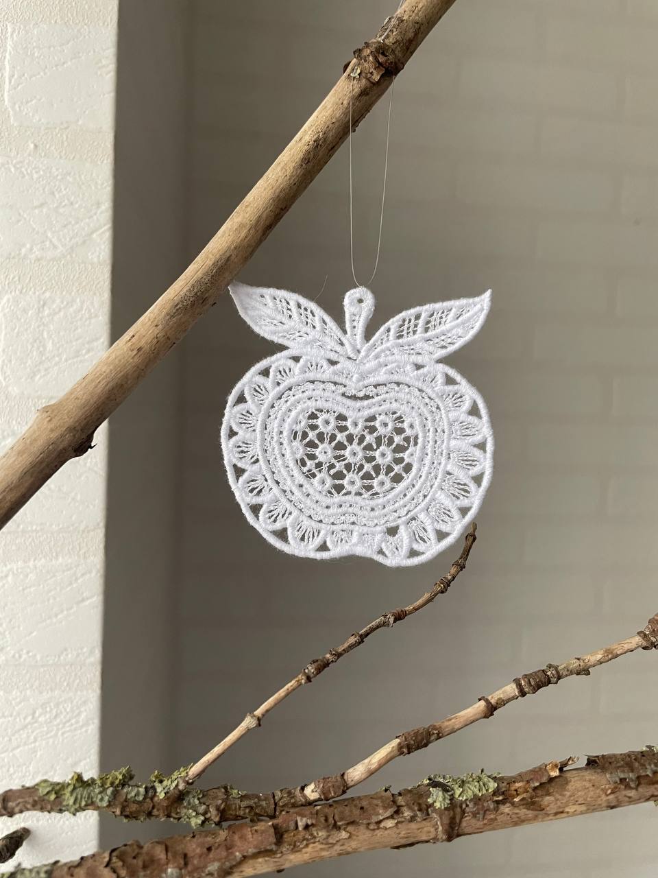 Яблоко. Снежинка-подвеска. Кружево NYK-2504S-Midi
