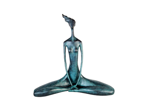 Девушка в позе лотос