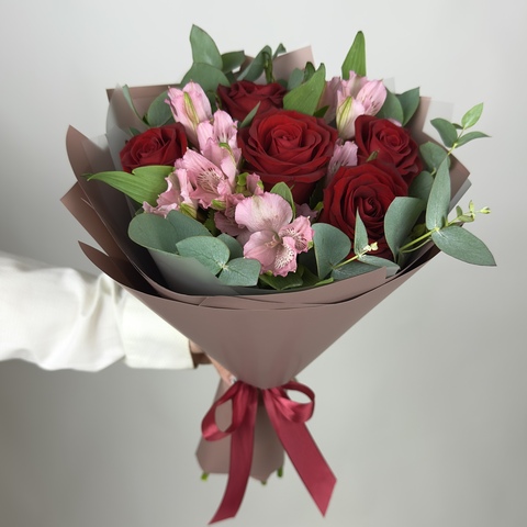 Букет цветов из красных роз Ред Игл и альстромерий