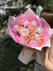 Букет из пионов с розой Джульетта
