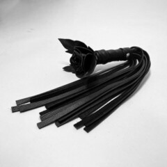 Плеть чёрная роза лаковая с кожаными хвостами