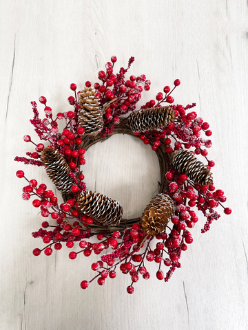 Венок из красных ягод с шишками 40см ChristmasDeLuxe