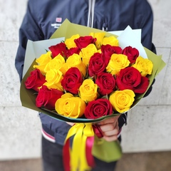 Букет из 25 красных и желтых роз (Кения 40 см)