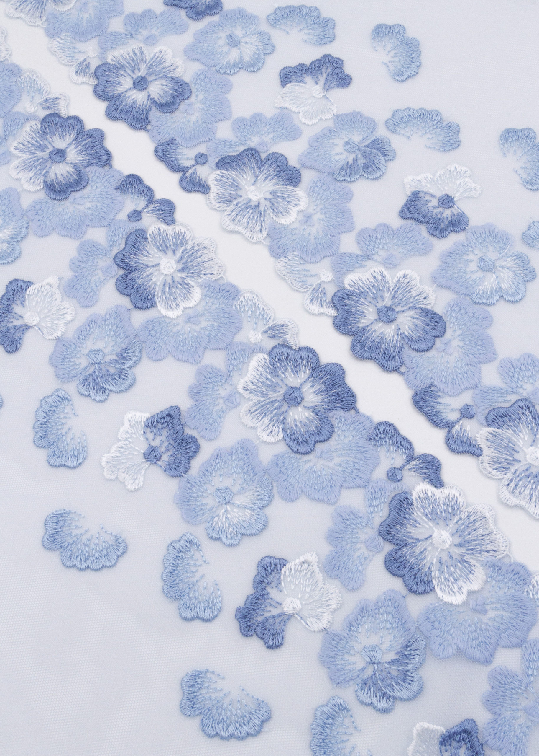 Вышивка на сетке нежно-голубая неэластичная ширина 18 см ОТРЕЗЫ