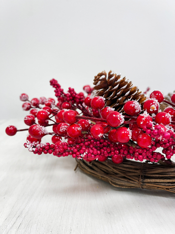 Венок из красных ягод с шишками 40см ChristmasDeLuxe