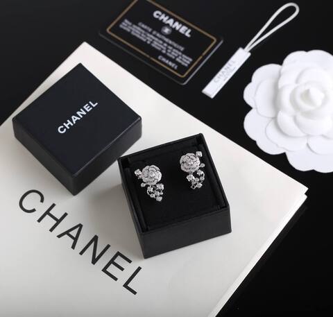 Серьги Chanel Коллекция BOUTON DE CAMÉLIA