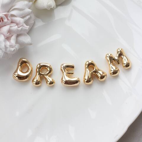 Слово из букв DREAM в золоте