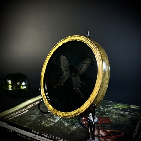 Композиция в рамке на подставке