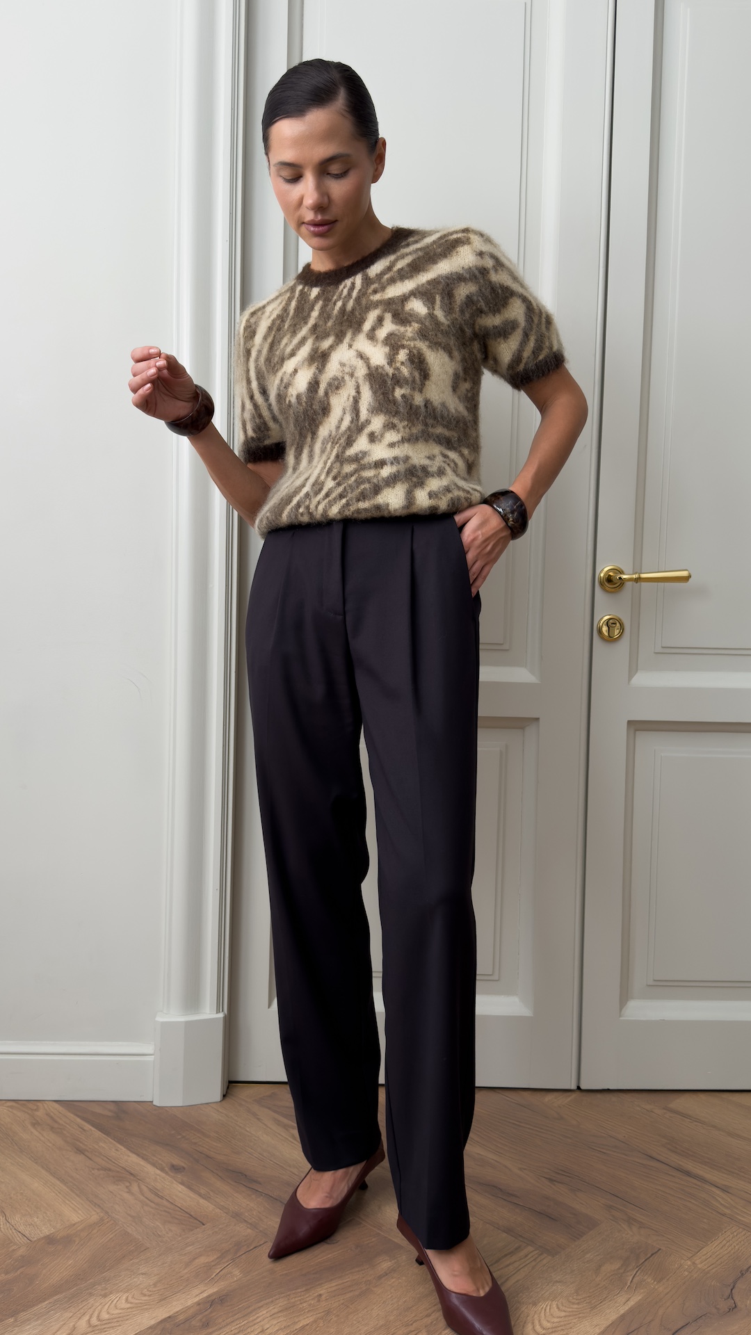 Брюки прямого кроя с узкими защипами