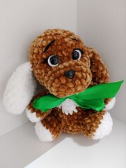 Собачка с зеленым бантом и белым ухом