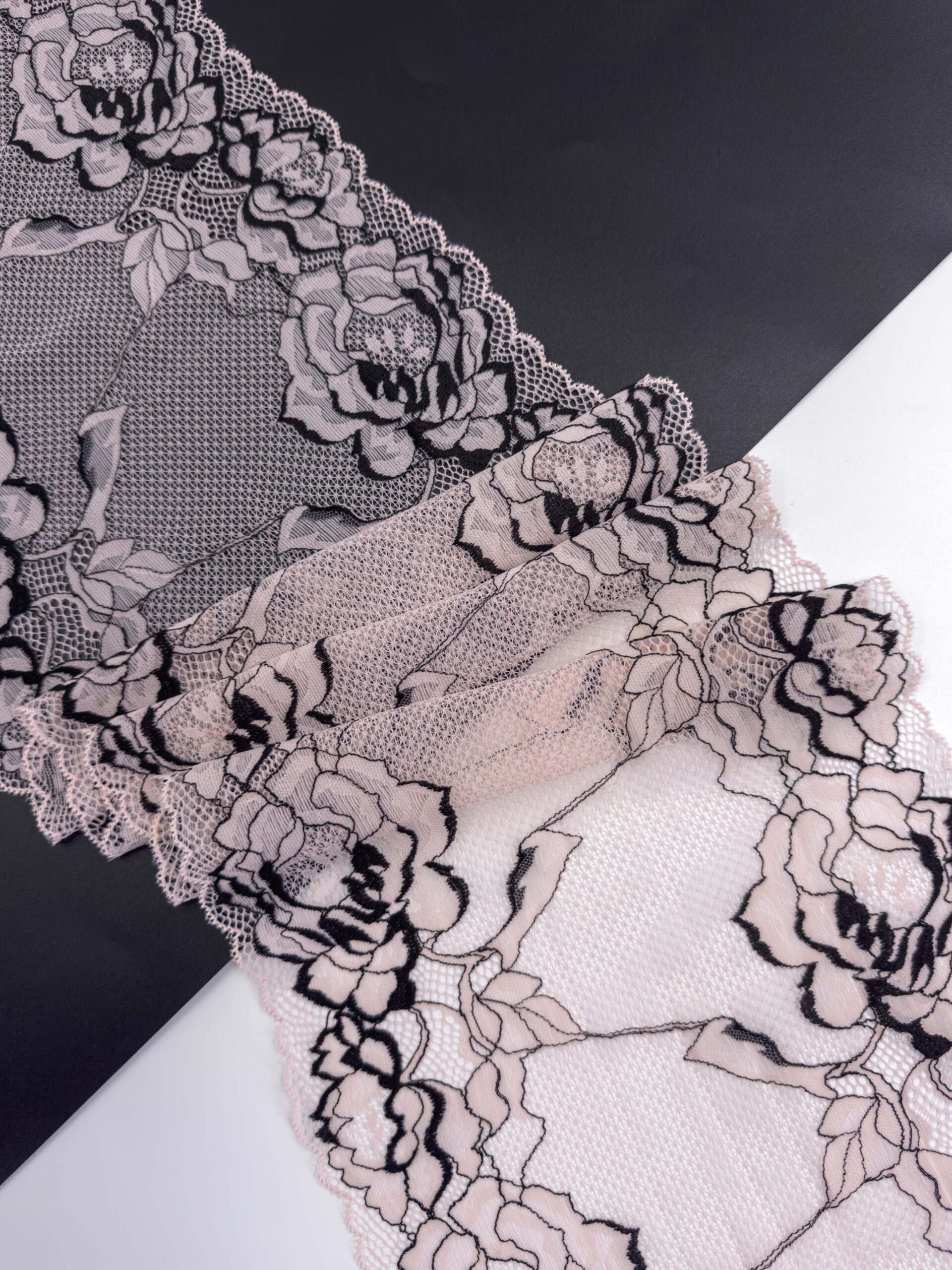 Эластичное кружево пудровое с черным ширина 22 см