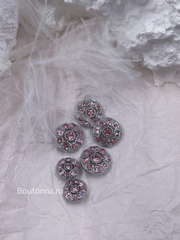 Пуговицы серебристые с розовыми камнями стразами