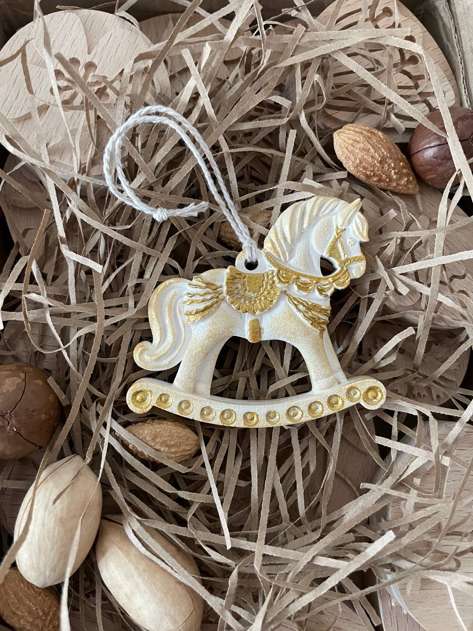 Белая лошадка. Подвеска FG-162