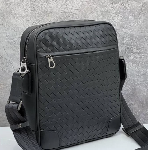 Сумка-мессенджер Bottega Veneta через плечо