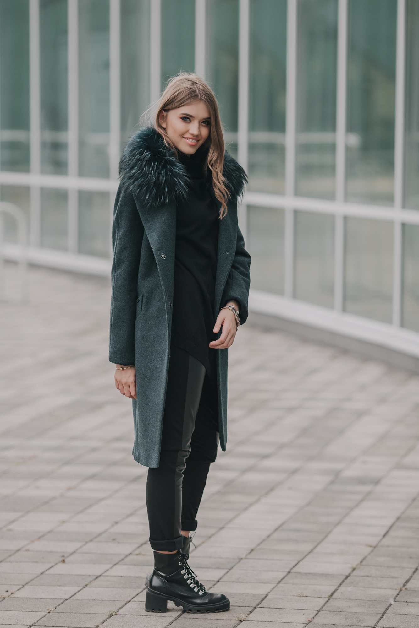 Женские зимние пальто с меховым воротником