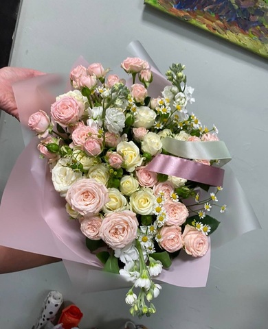 Нежный букет из Микса кустовых роз и маттиола