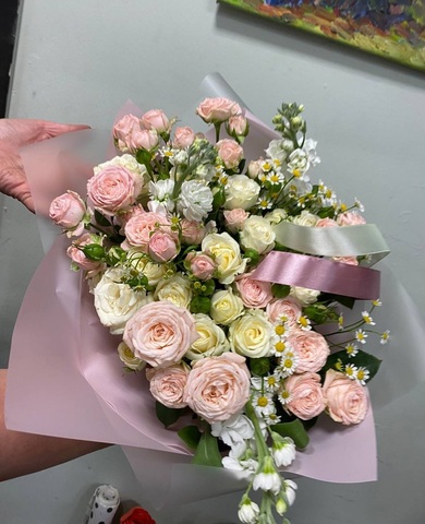 Нежный букет из Микса кустовых роз и маттиола