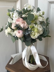 Свадебный букет из кустовых пионовидных роз, одноголовых роз, диантусов и лизиантуса