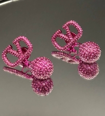 20345-sergi-pusety-valentino-s-podveskoj-sharik-v-rozovom-rodazhe-fuksiya