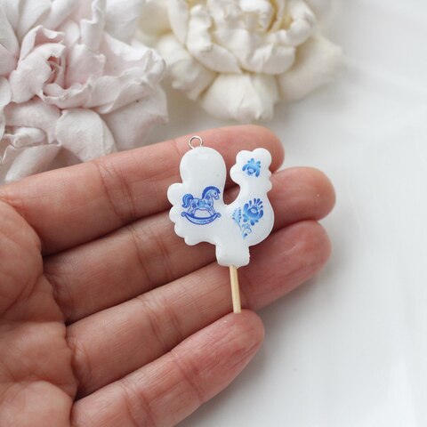 Подвеска Петушок на палочке, гжель, 32*25 мм, S003