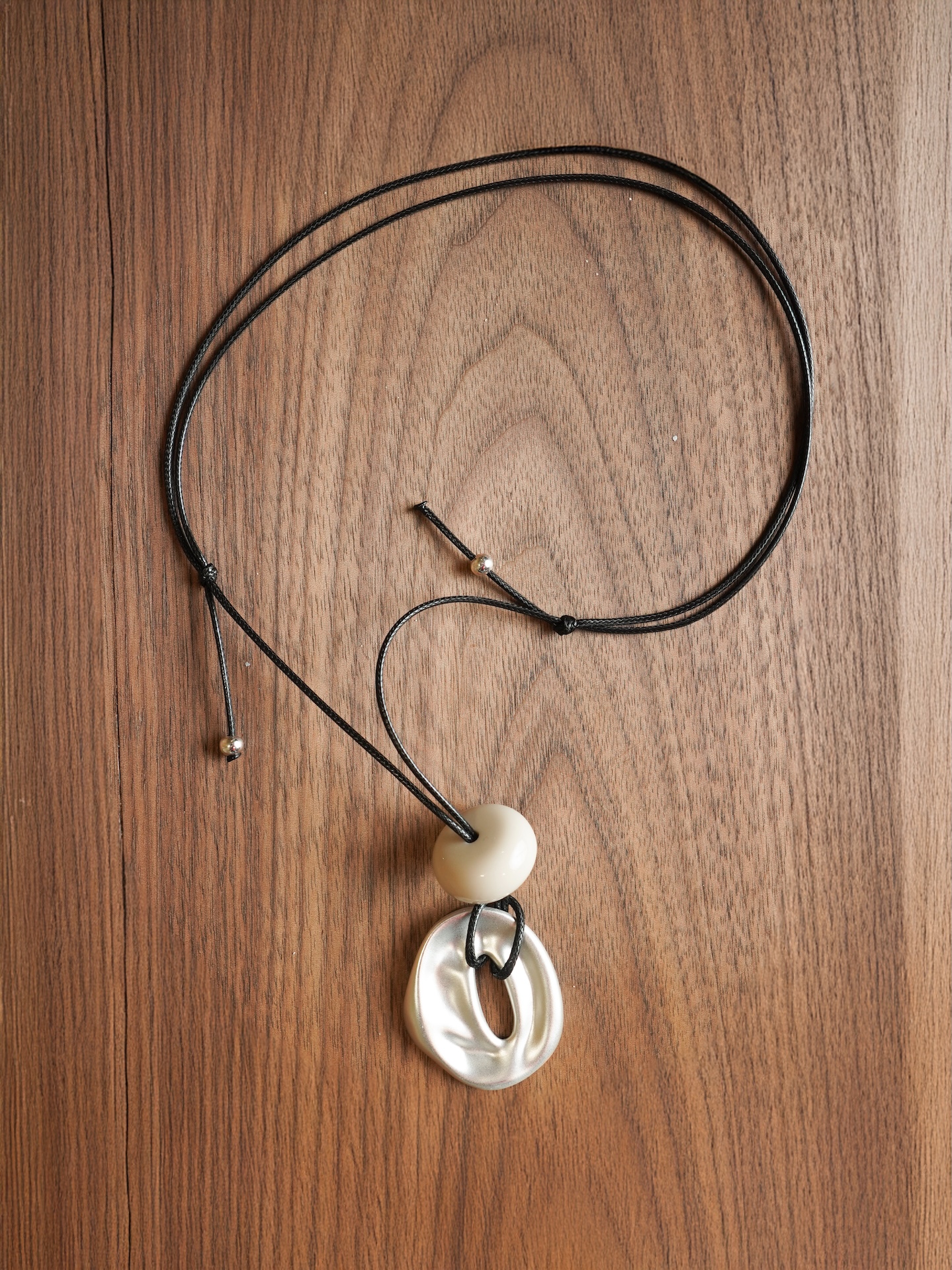 Шнурок с объемным кругом и металлической подвеской