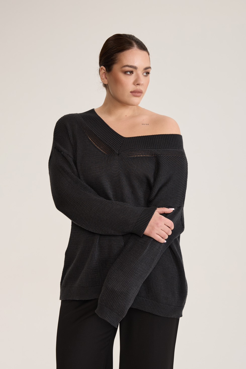 Джемпер вязаный на одно плечо, темно-серый