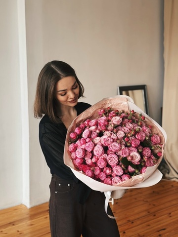 Роскошь в букете из 18 кустовых роз 60см