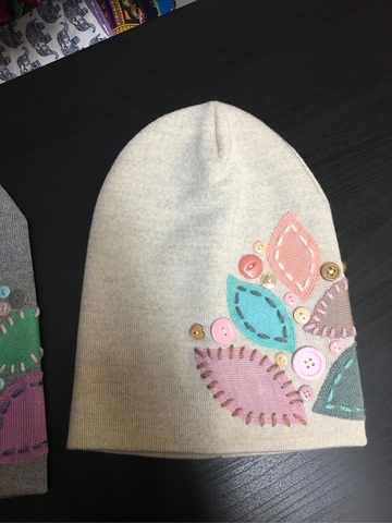 Зимняя двойная шапочка бини с аппликацией и вышивкой 