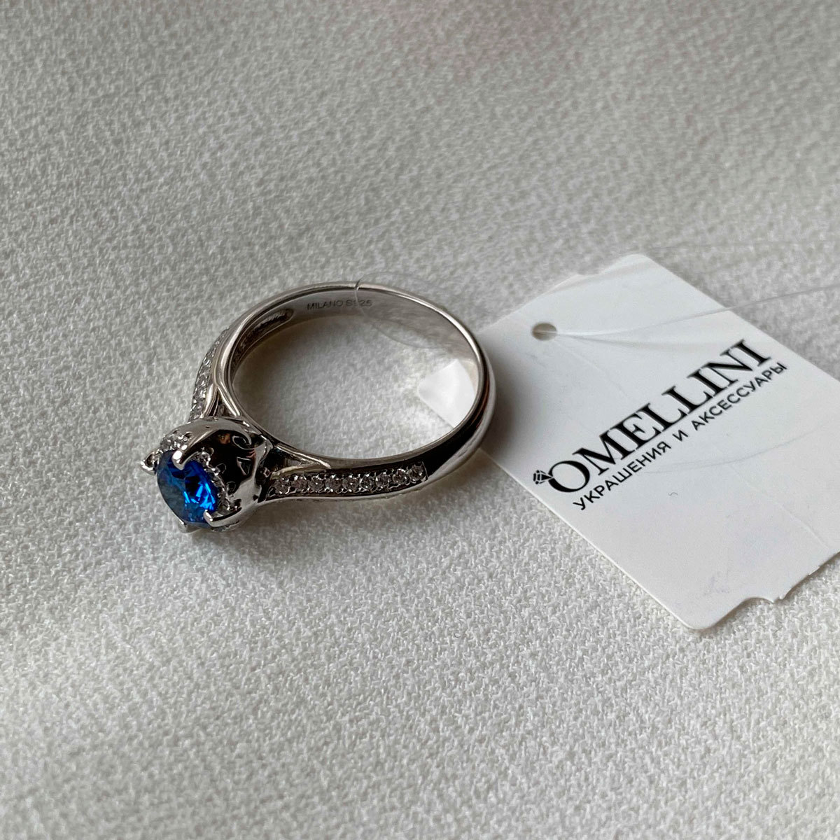 Кольцо с цирконом в фигурной розетке синий (серебро 925)