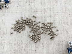 Бусины установочные 500 гр. (4200 шт +/-) + шипы, d 6 мм, серебро