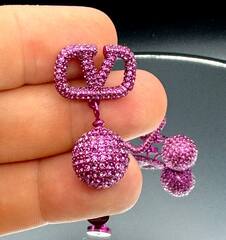 20345-sergi-pusety-valentino-s-podveskoj-sharik-v-rozovom-rodazhe-fuksiya