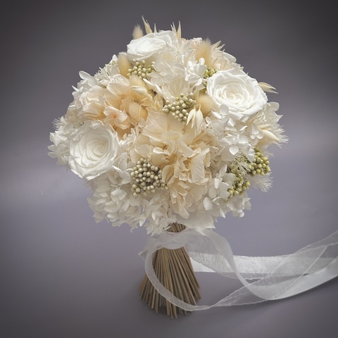 «Белая жемчужина» - букет невесты из стабилизированных цветов и сухоцветов