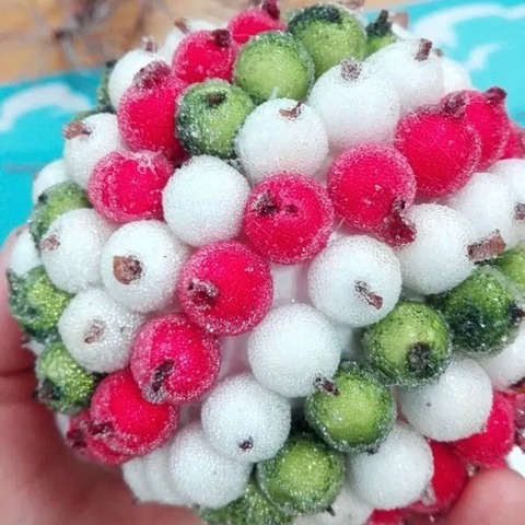 Искусственные ягоды на ветке