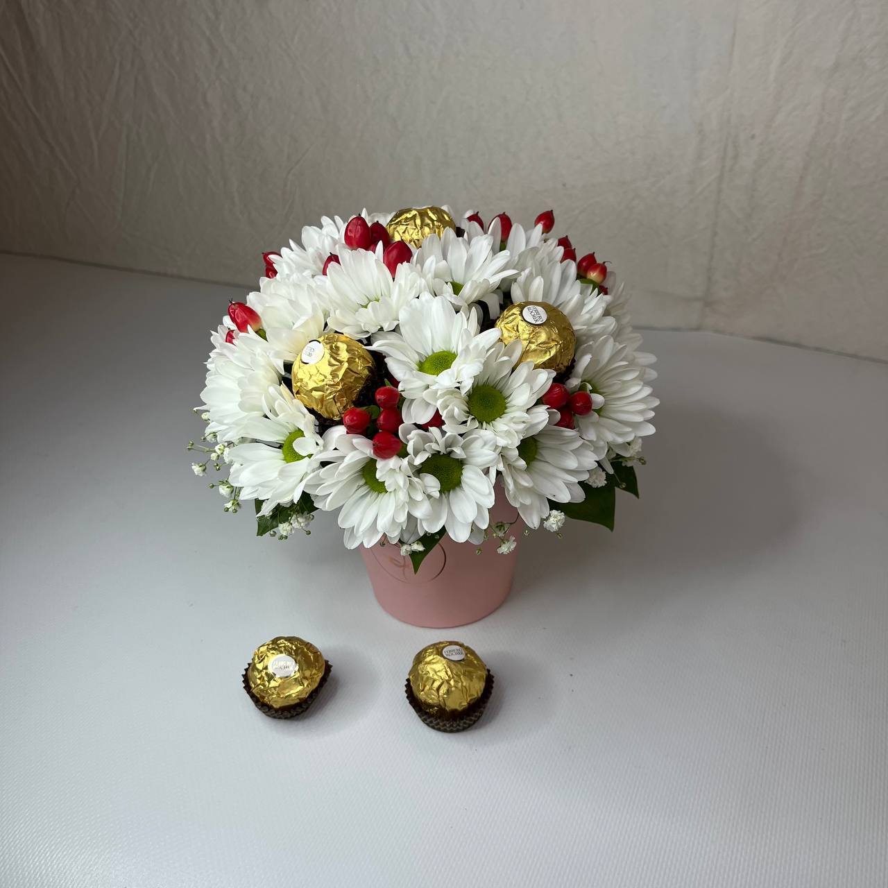 Сладкий букет из хризантемы с конфетами Rocher