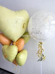 Набор из сердец в теплых оттенках с двойным шаром и мимозой